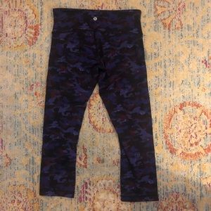 LULU CROPS🍋 size 4! purple camo!!🧞‍♀️🧜🏼‍♀️🕺🏽